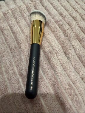 Estée Lauder Blender Brush in Black and Gold